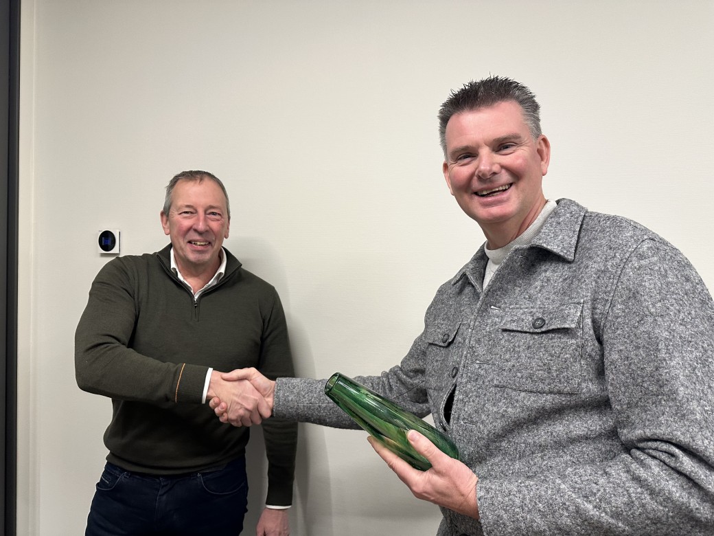 Overhandiging winnaar woningcorporatie bokaal 'In gelul kun je niet wonen'.